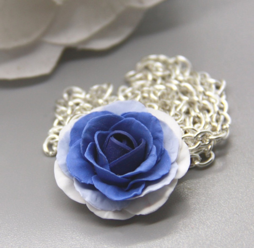růže  .. náhrdelník 2,8 cm