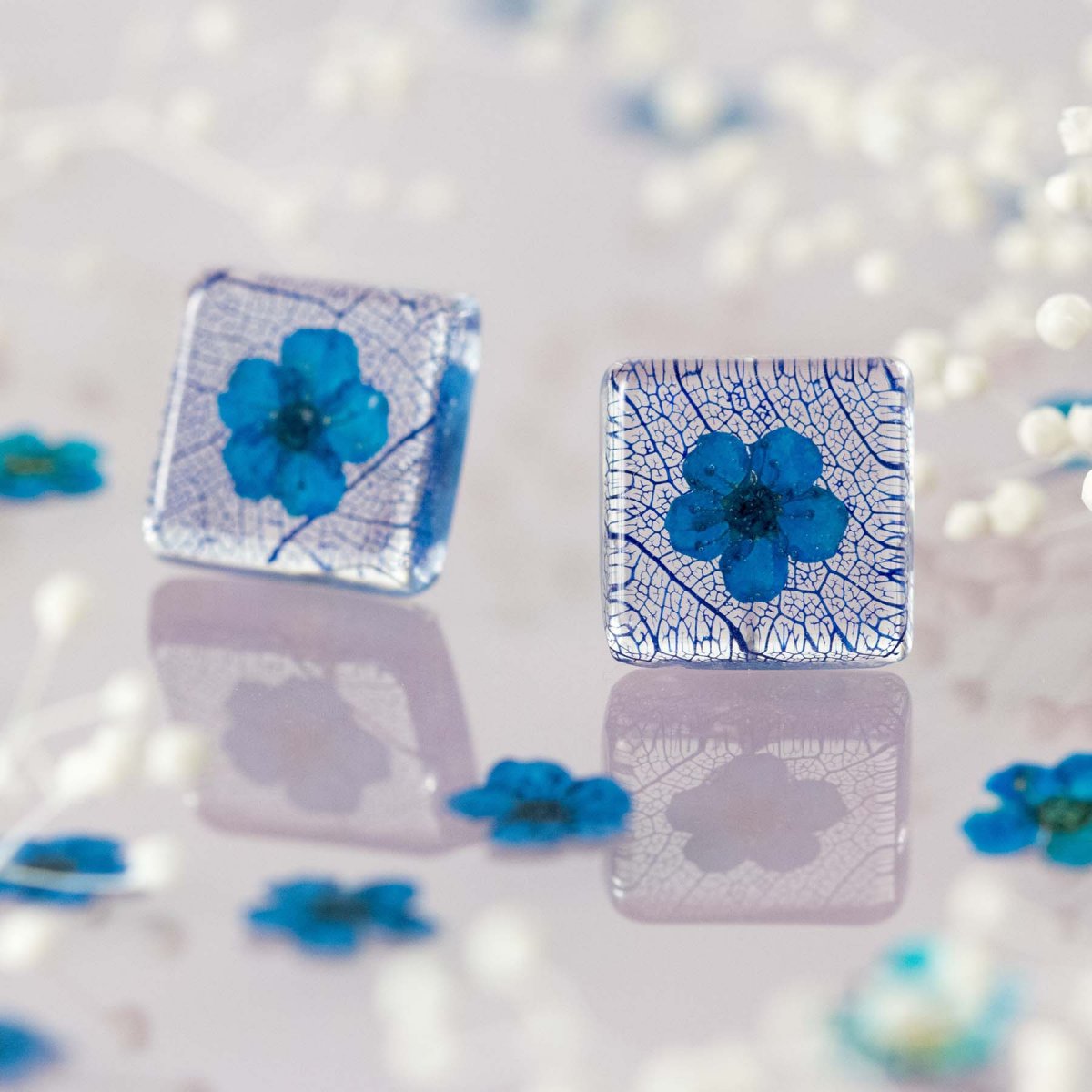 Sladce modré náušnice s pravými kvítky