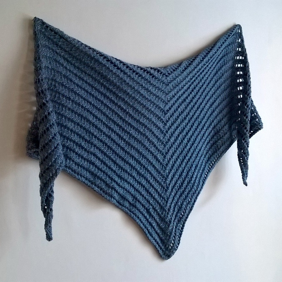 Šedomodrý dírkovaný šátek