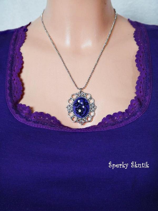 NA0020 - Fialový kabošonek se zirkony