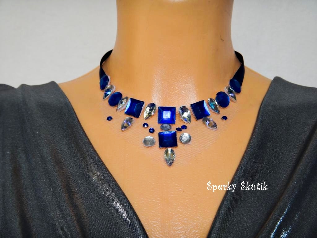 NA0053 - Tmavěmodrý kamínkový náhrdelník