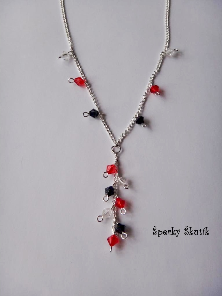  NA0085 - Jemný náhrdelník v černo-bílo-červené