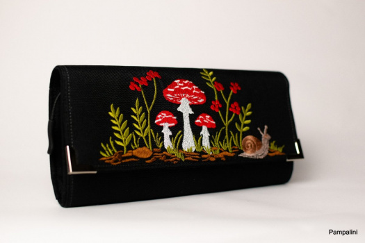 Vyšívaná peněženka - Houbičky na černé