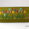 Vyšívaná peněženka - Tulipány na světle zelené