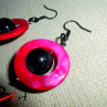 Náušnice - Červený kruh s černým praskaným korálkem NUO15