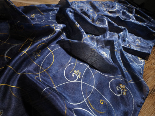 Spirály - tmavomodrá hedvábná šála