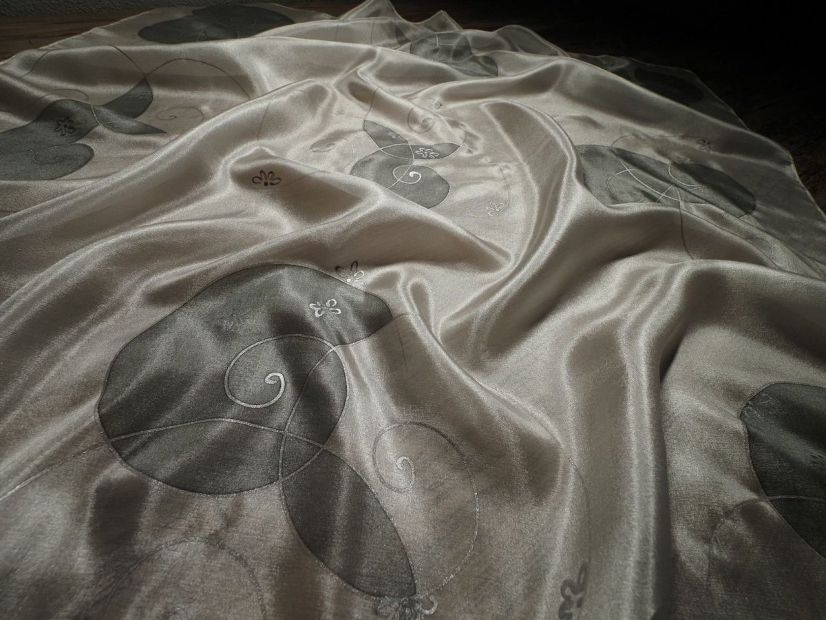 Spirály - šedobílý hedvábný šátek