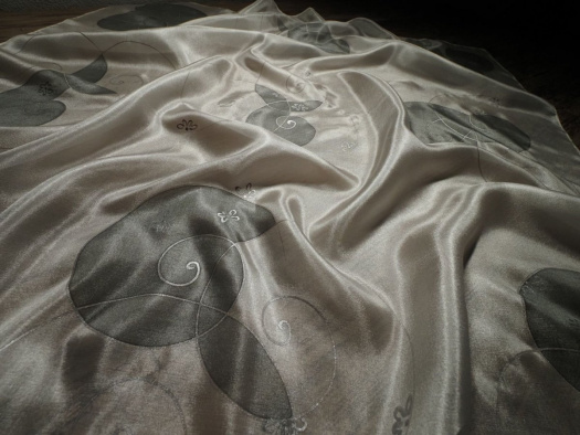 Spirály - šedobílý hedvábný šátek