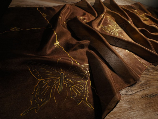 Motýli - zlatohnědá hedvábná šála