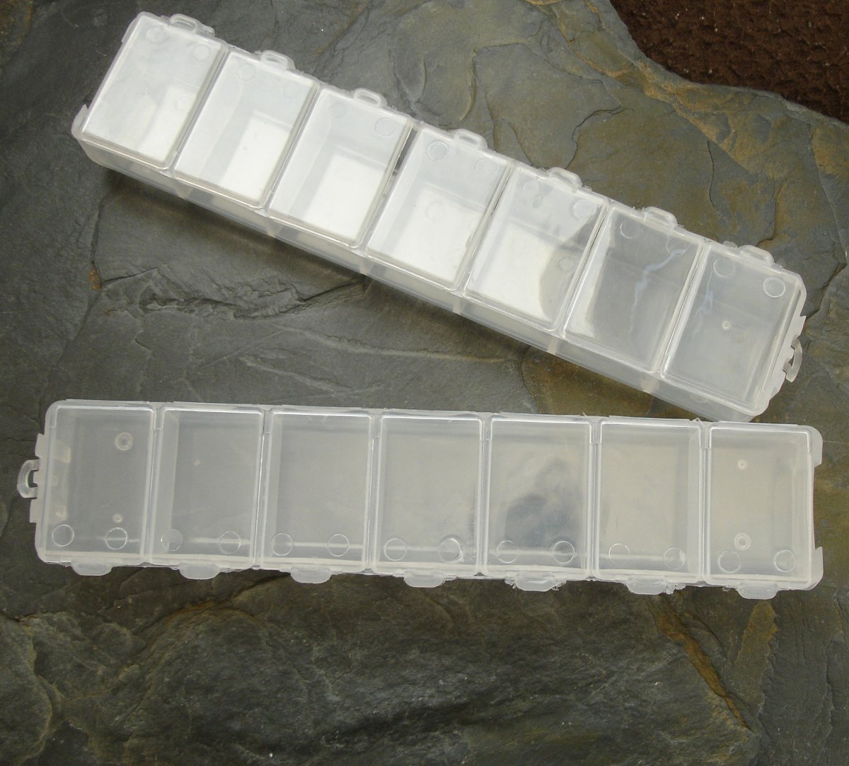 Plastový box jednořadý cca 15x3cm - 7 přihrádek - 1 ks