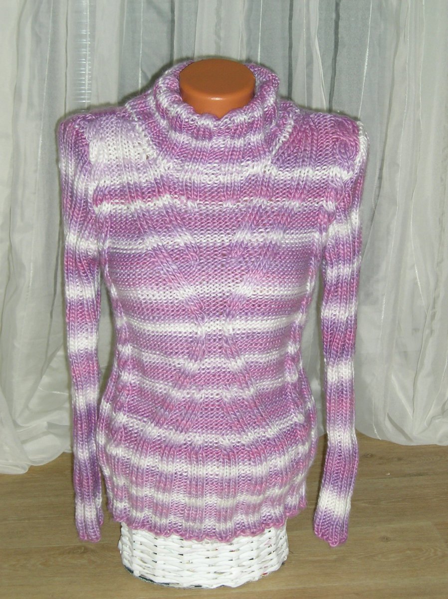 Fialovo-bílý svetr