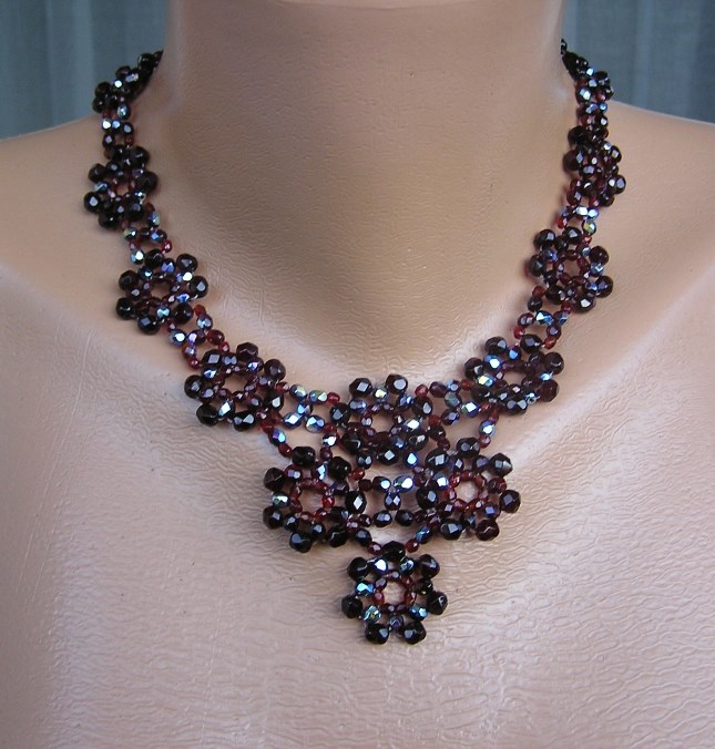 Květinkový náhrdelník v bordo