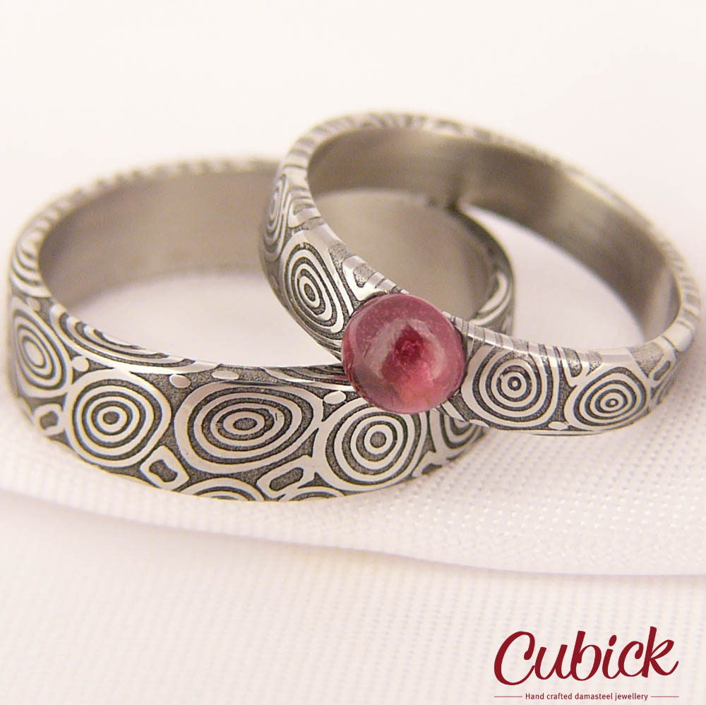 Eydus - jedinečné snubní prsteny ručně kované z dmascénské oceli s Almandinem