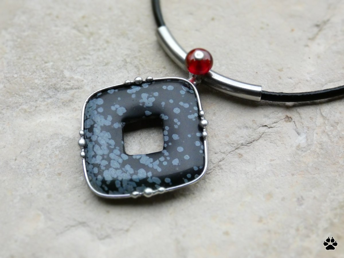 Obsidiánový donut s granátem - cínovaný náhrdelník