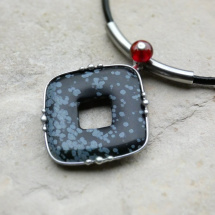 Obsidiánový donut s granátem - cínovaný náhrdelník