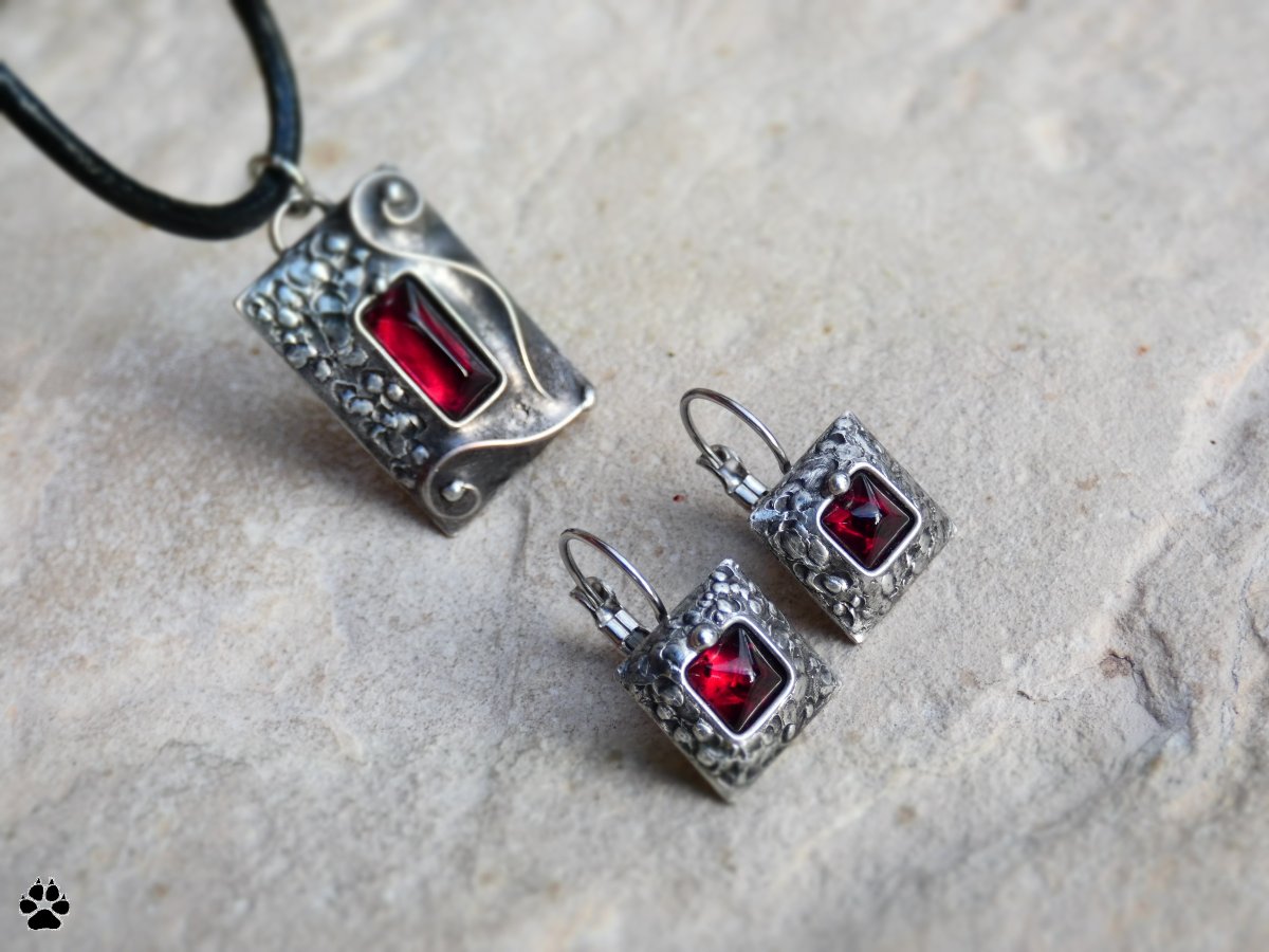 Granátová souprava ze stříbrocínu