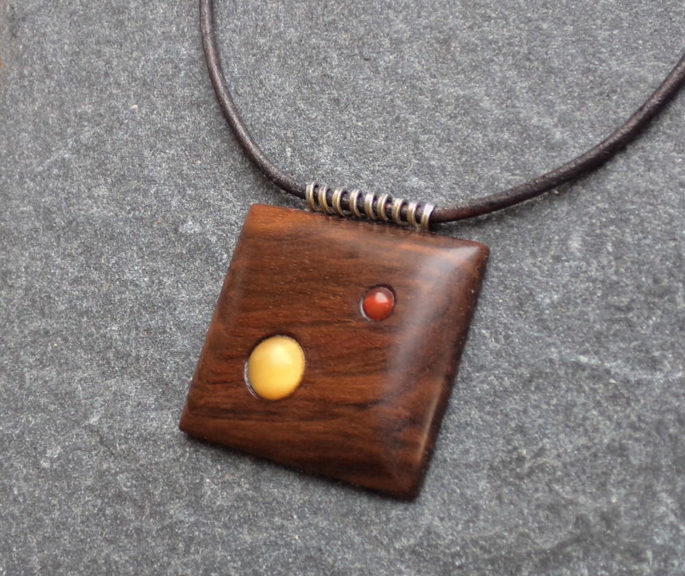 Dřevěný šperk - ořešák, tygří oko a karneol