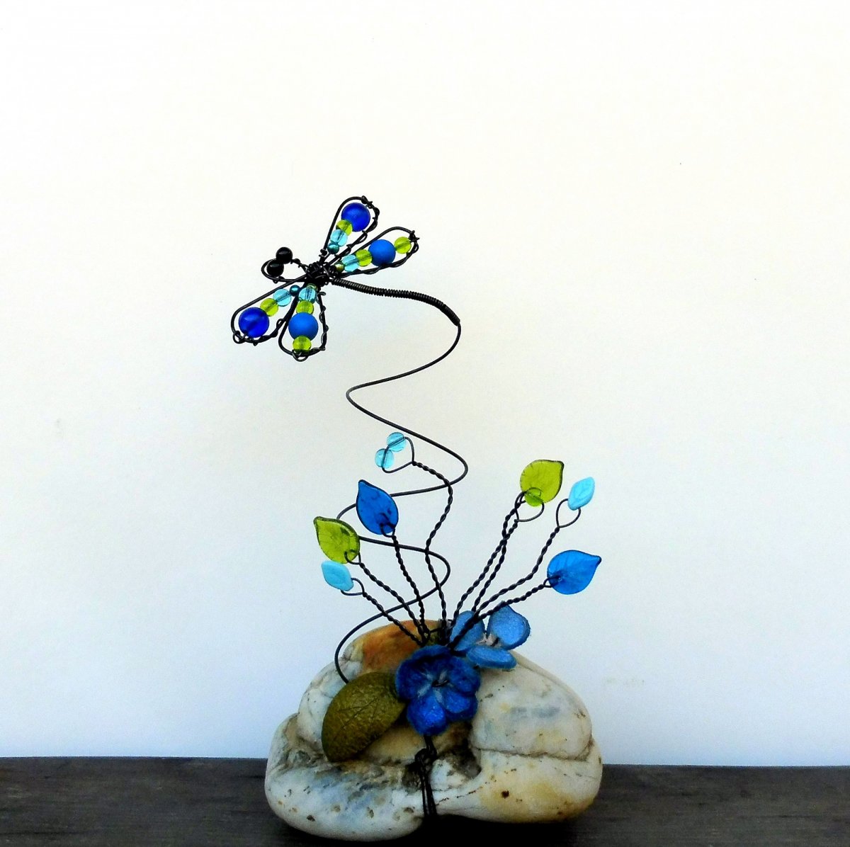 Vážka na říčním kameni zelenomodrá