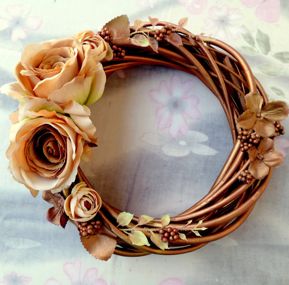 Měděný s kávovými růžemi_věnec na dveře