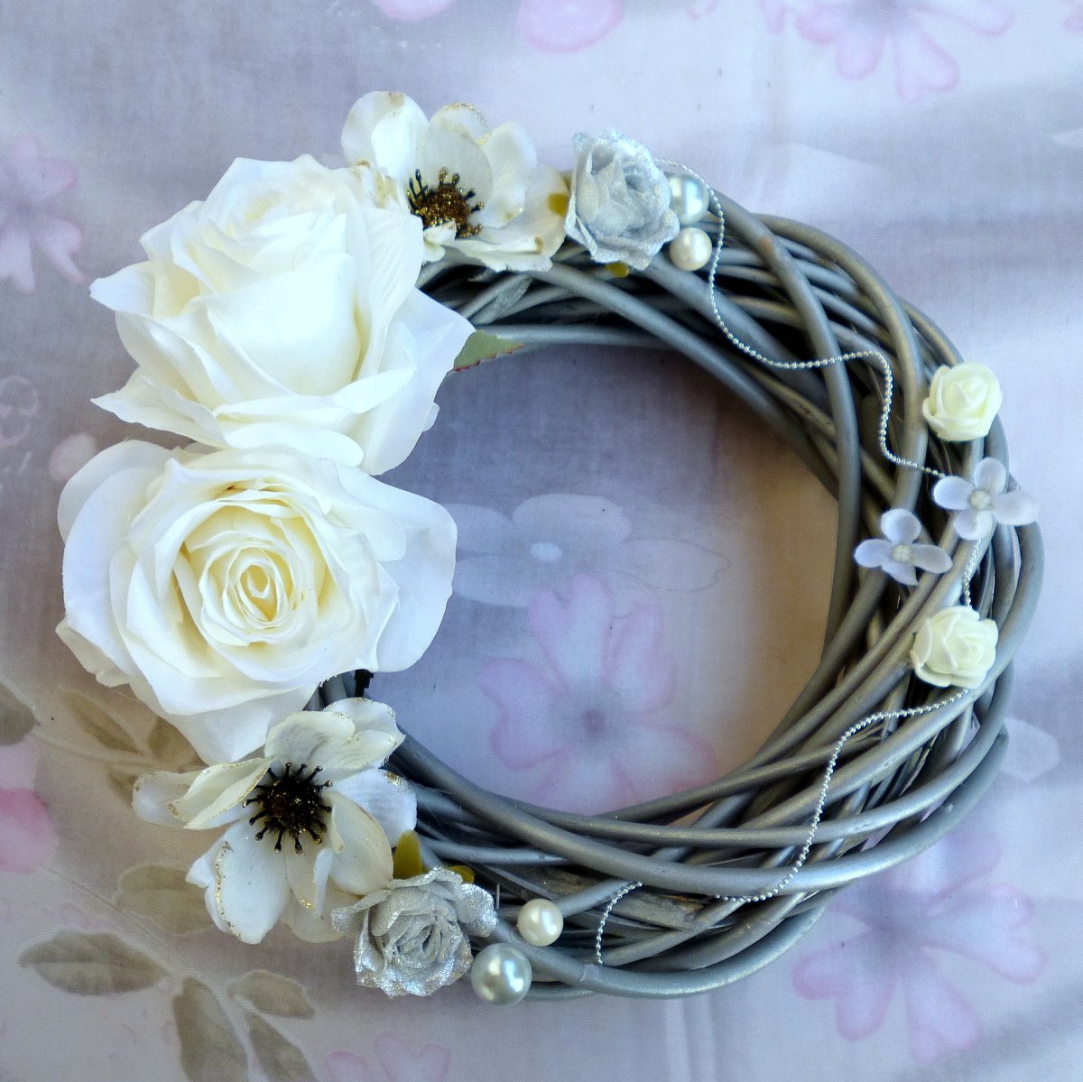 Věnec na dveře s bílými růžemi