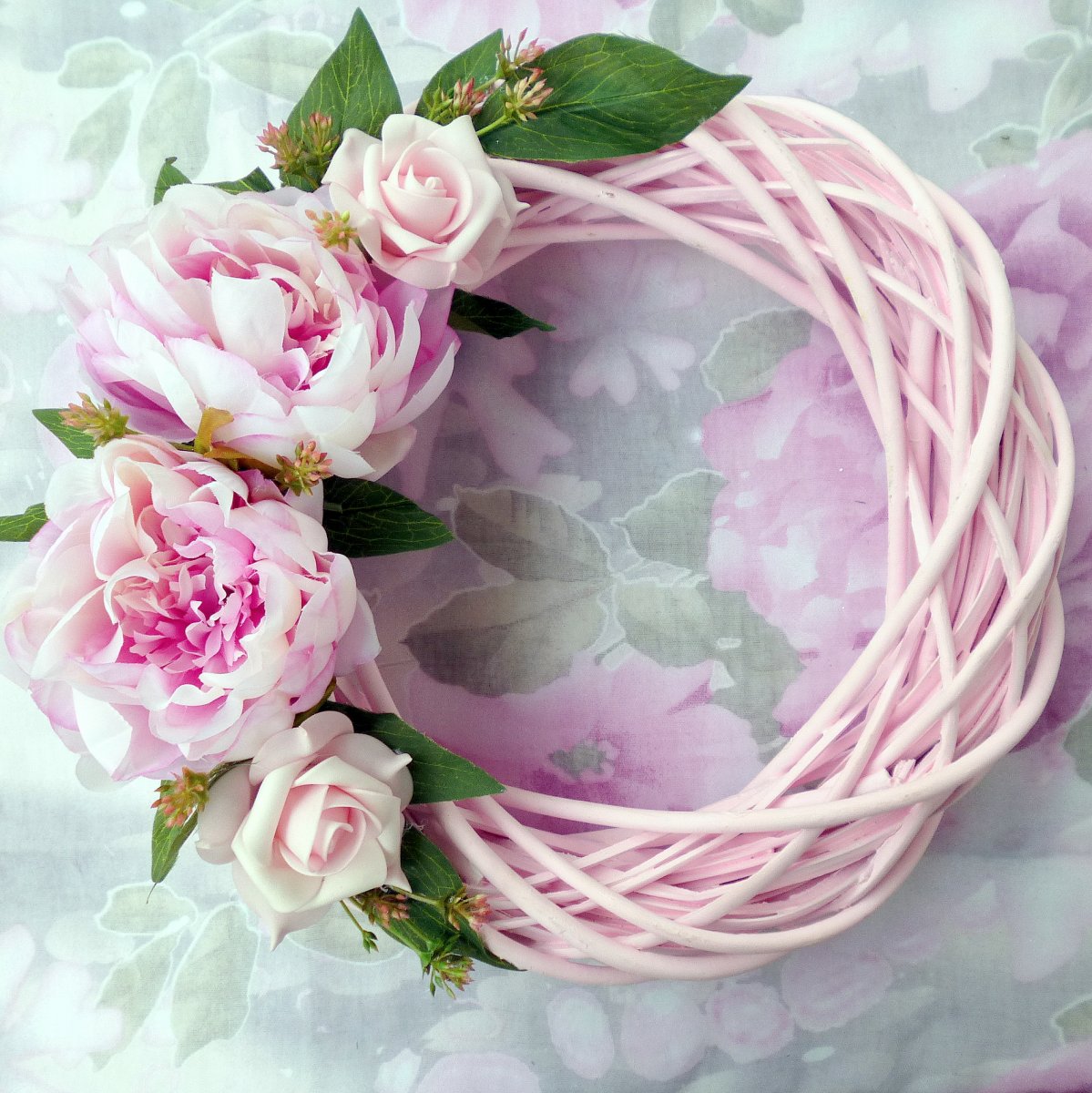 Pudrový věnec na dveře s pivoňkami