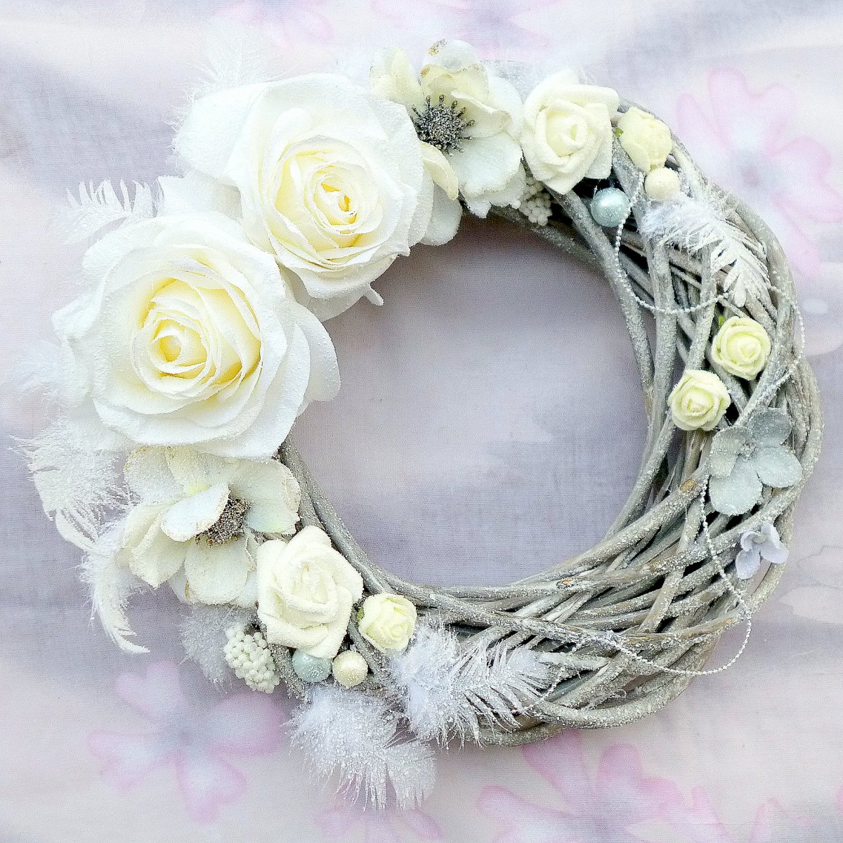 Zimní zasněžený věnec na dveře s bílými růžemi