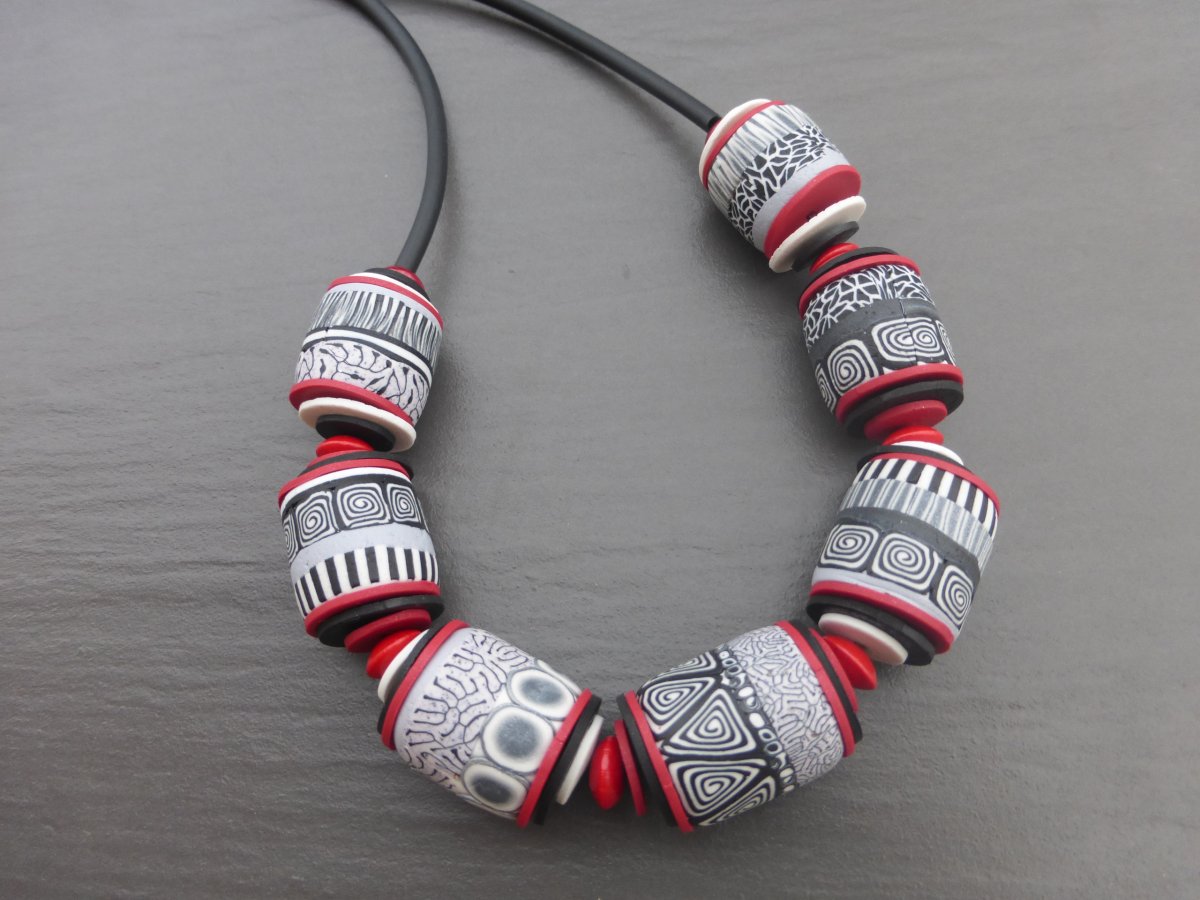 Soudkové korále červenočernobílé