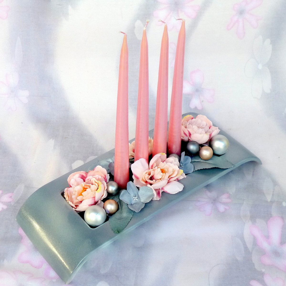 Vánoční svícen pudrový na stříbrné misce
