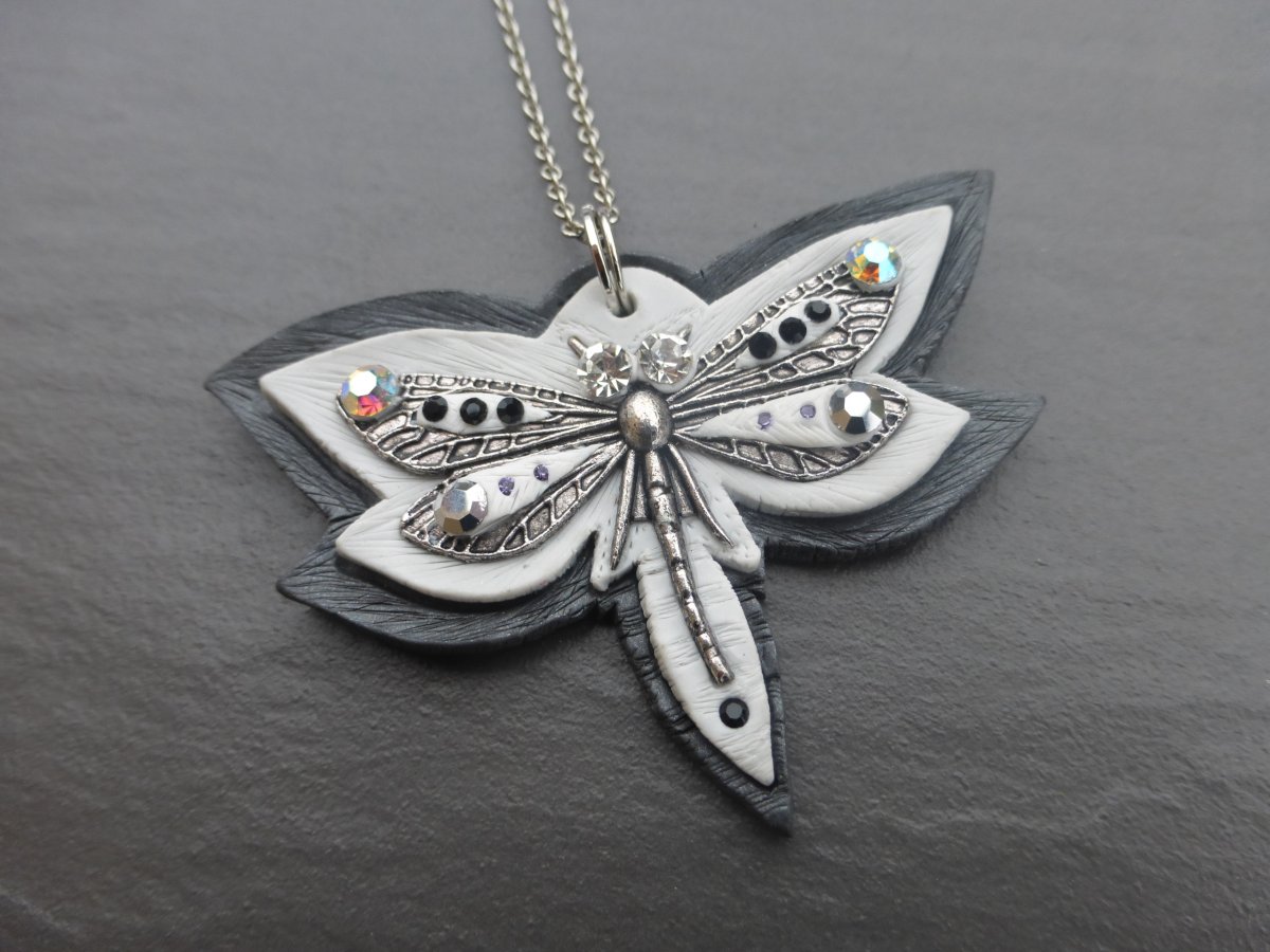 Přívěsek s vážkou