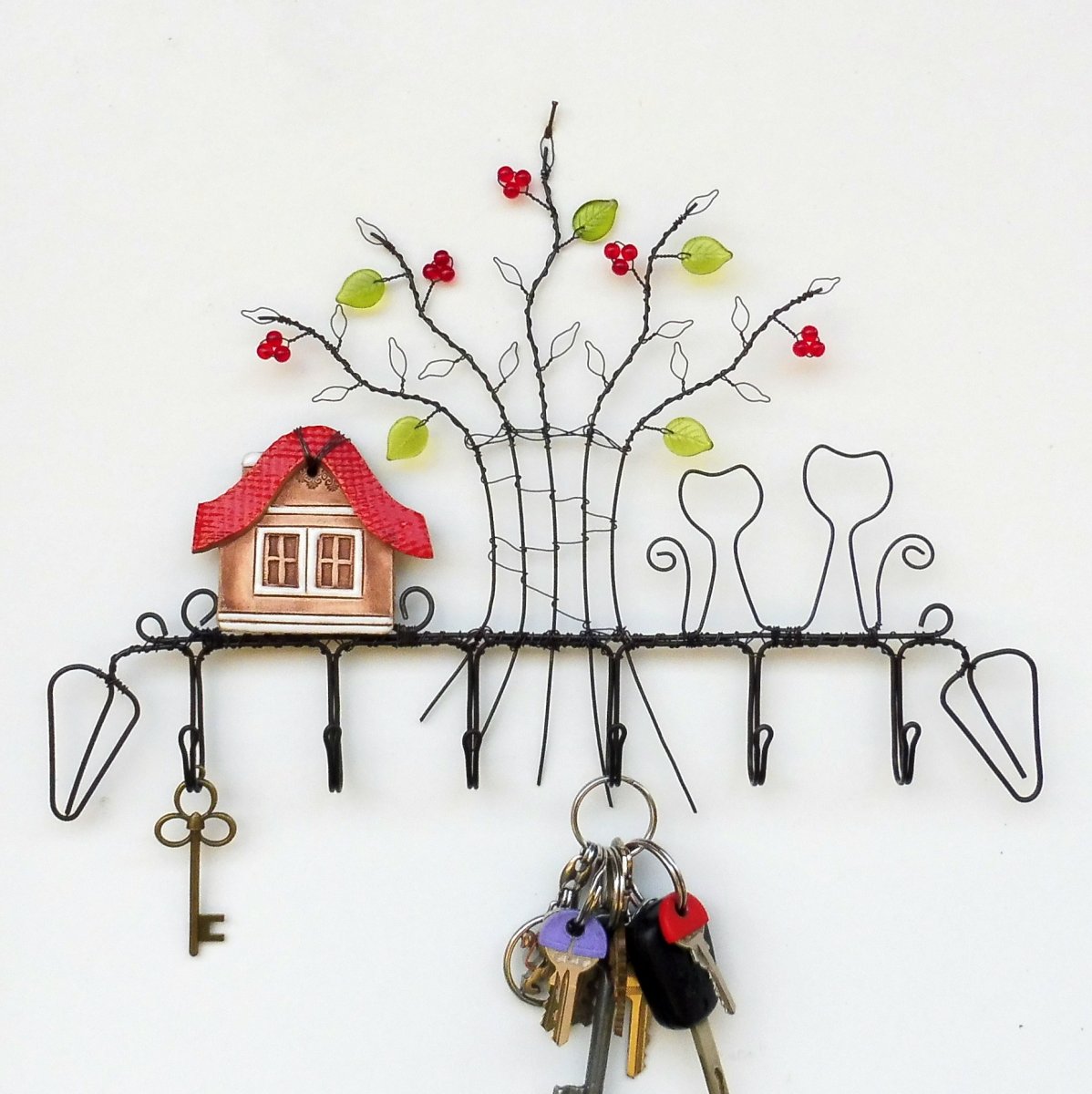 Drátovaný věšák s domečkem a kočkami červený 2.