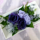 Modré růže na bílém tácu_dekorace na stůl