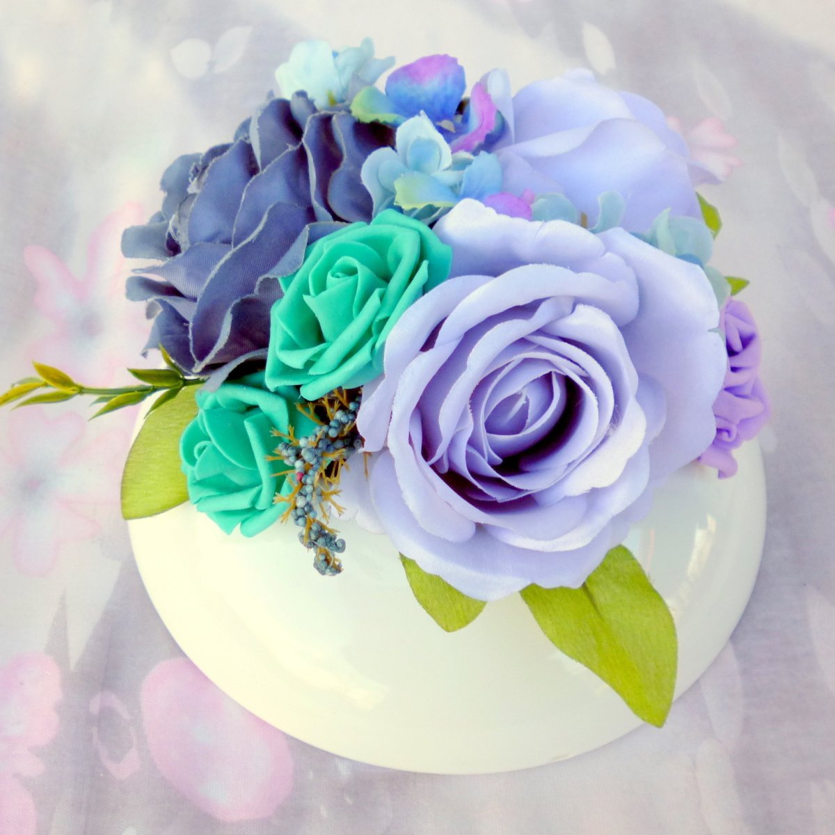 Dekorace na stůl_Modré růže v keramice do sady k věnci Léto v Provance