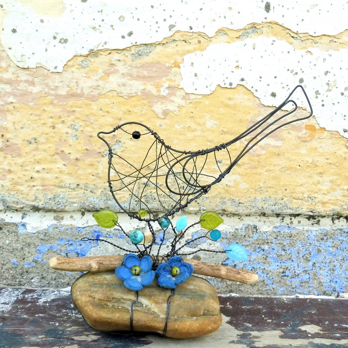 Ptáček na říčním kameni 