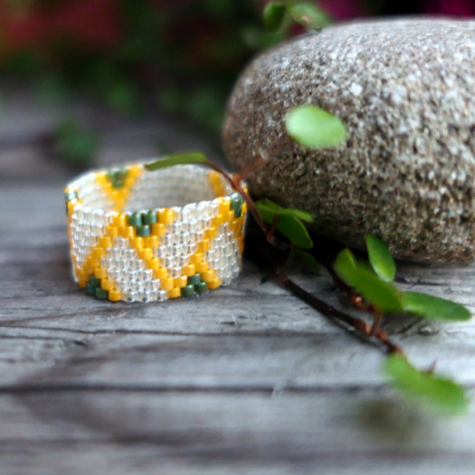 Tefro - prsten z korálků (širší)