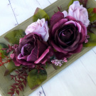 Dekorace na stůl_vínové růže na dřevěném tácu