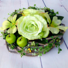 Zelené růže v proutěném hnízdě_dekorace na stůl do sady