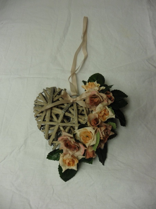 Proutěné srdíčko s květinami - závěsná dekorace