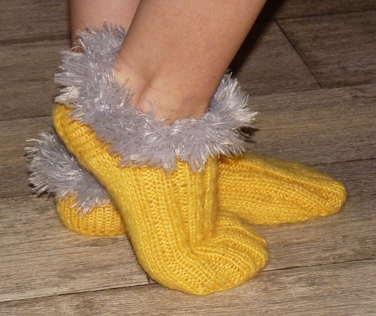 Žluté bačkory se střapatým lemem