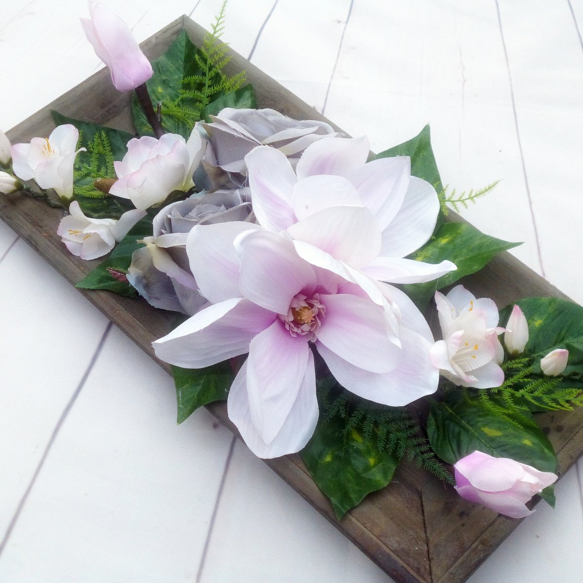 Dekorace na stůl_Magnólie a růže na dřevěném tácu