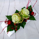 Zelené růže na bílé lesklé misce_dekorace na stůl