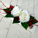 Zelené růže na bílé lesklé misce_dekorace na stůl