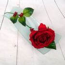 Dekorace na stůl_rudá růže na zeleném skle