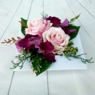 Dekorace na stůl_ růže v bílé misce do sady Burgundy