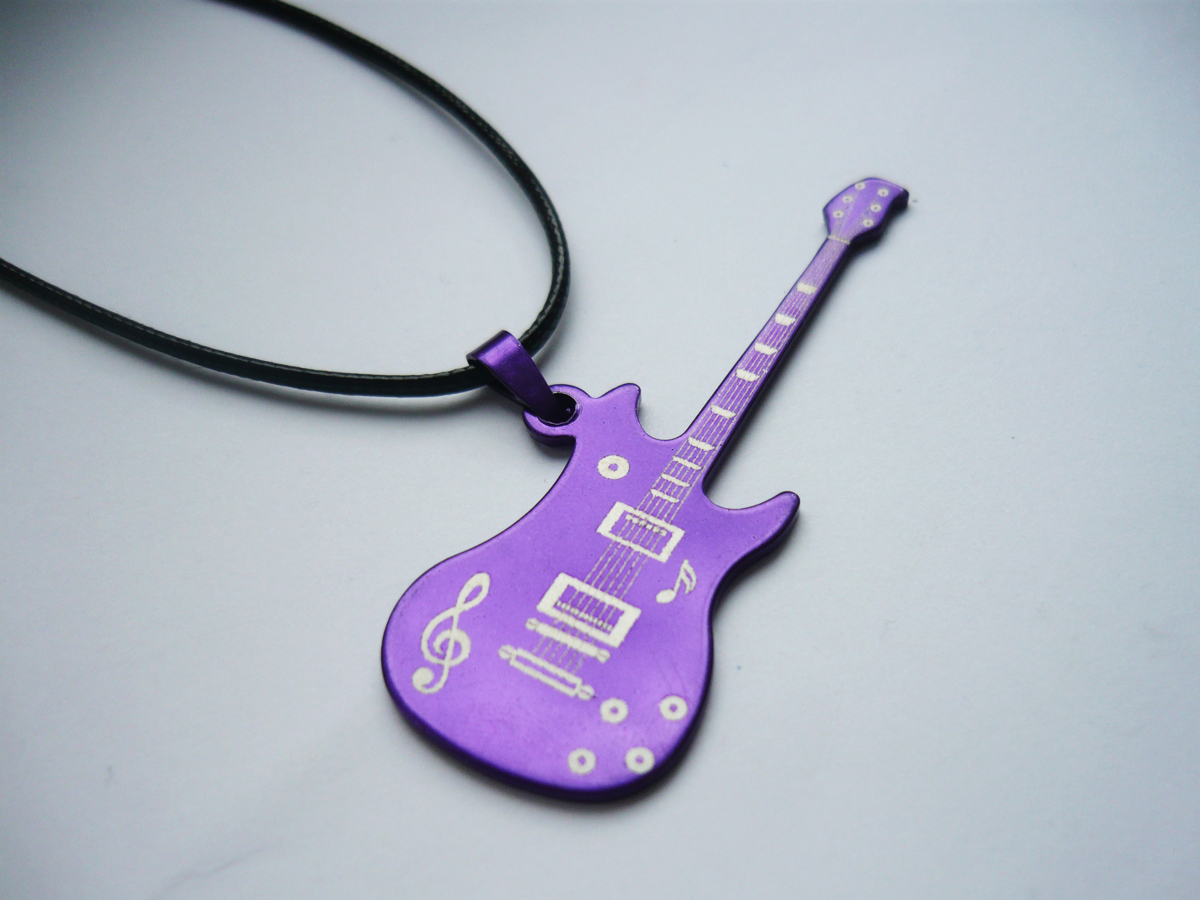 Fialová kytara kovová 