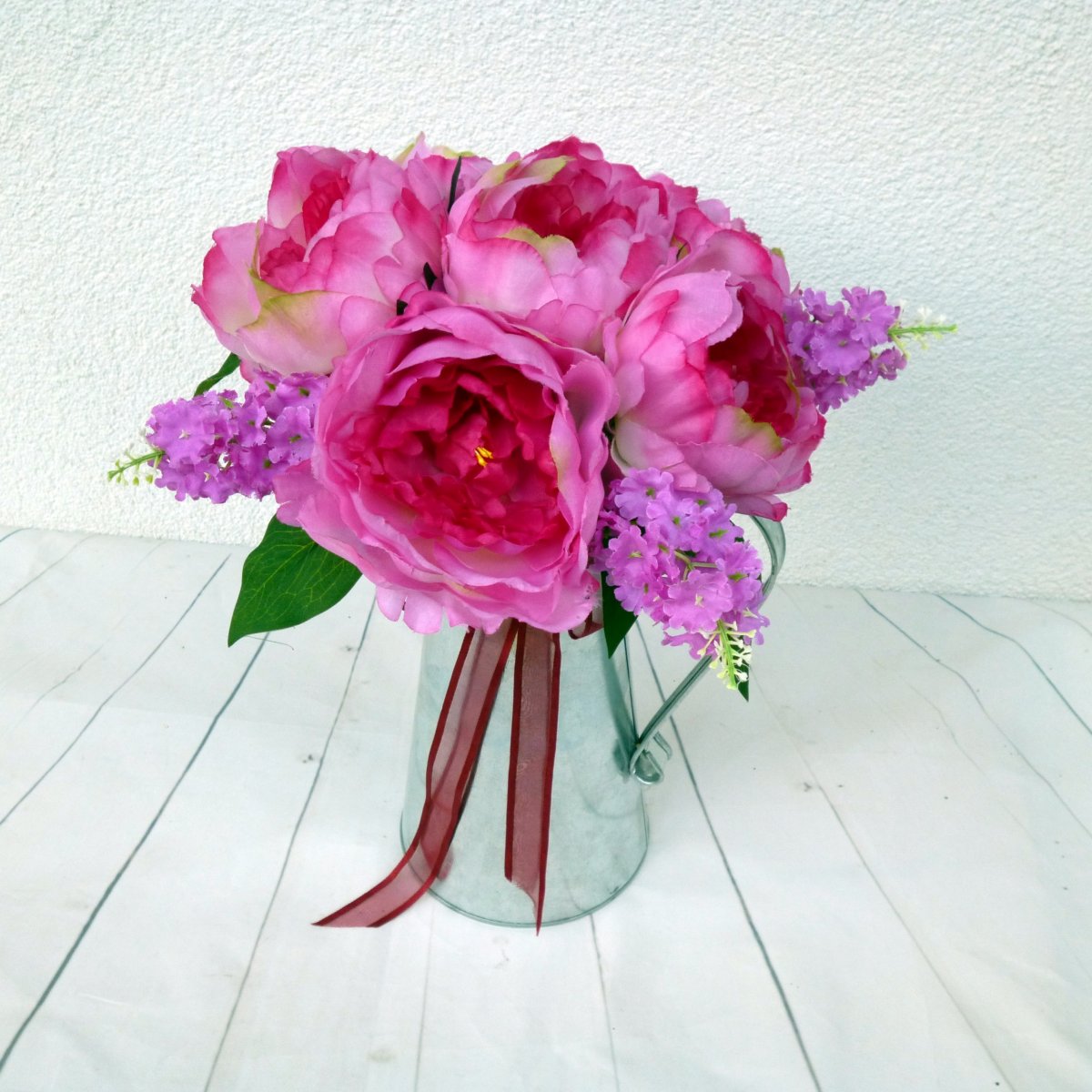 Dekorace na stůl_Konev plná pivoněk