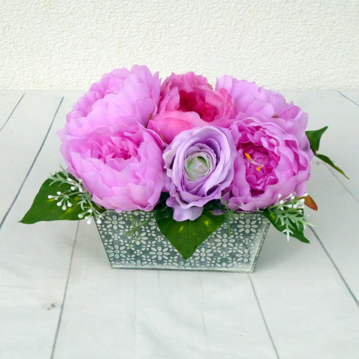 Dekorace na stůl_Truhlík plný pivoněk