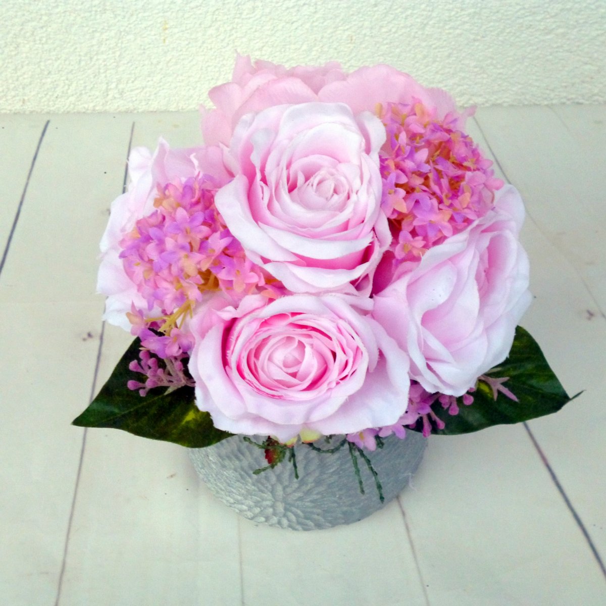 Dekorace na stůl_Pudrové růže a pivoňky v betonu