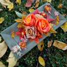 Podzimní růže na dřevěném tácu do sady
