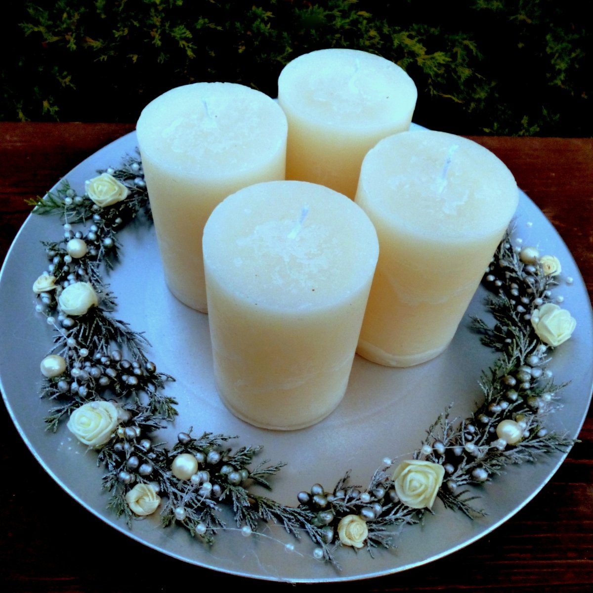 Velký svícen na talíři ve starostříbrném laku