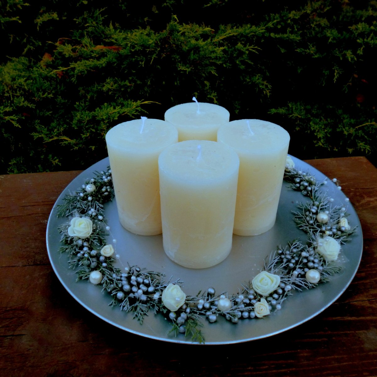 Velký svícen na talíři s krémovými svícemi